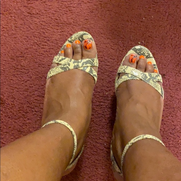 Pale yellow print heels - Picture 2 of 4